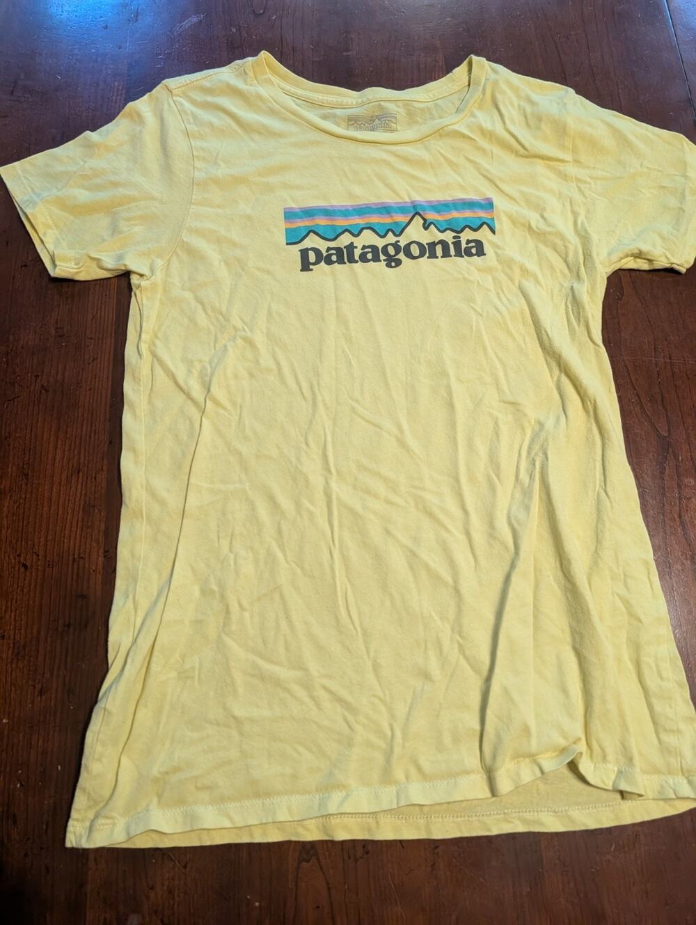 Patagonia women’s yellow lightweight logo mountain T-shirt size small